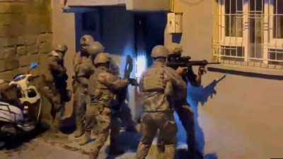 Şanlıurfa’da uyuşturucu satıcılarına yönelik düzenlenen eş zamanlı operasyonda 13 şüpheli