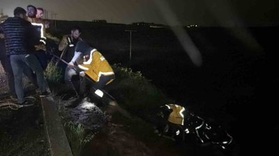 Şanlıurfa’nın Siverek ilçesinde sürücüsünün direksiyon hakimiyetini kaybettiği otomobil, yaklaşık 10