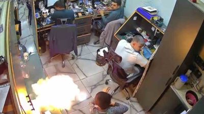 Şanlıurfa’nın Viranşehir ilçesinde tamir için götürüldüğü dükkanda şarjdayken alev alan