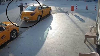 Hatay’da sokakta önüne gelene saldıran suç makinesinin satırlı saldırısında yaralanan