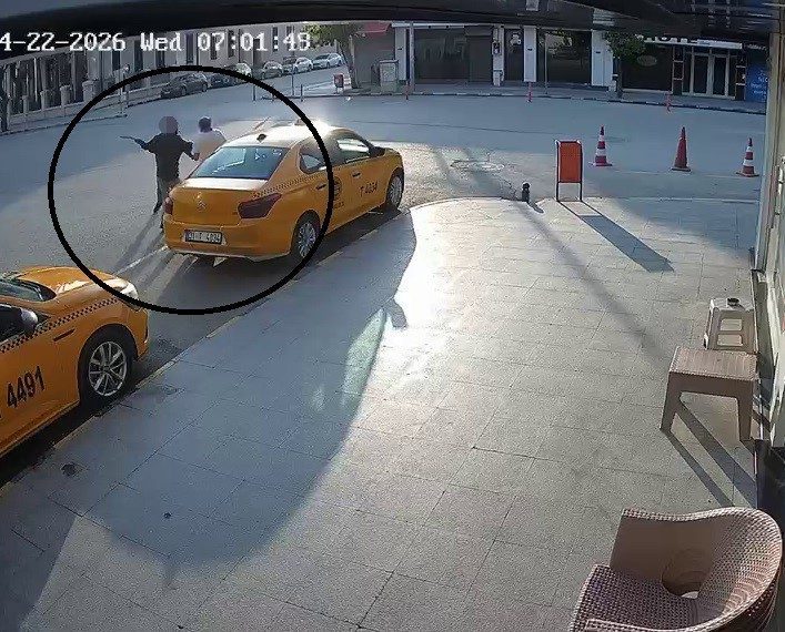 Hatay’da sokakta önüne gelene saldıran suç makinesinin satırlı saldırısında yaralanan