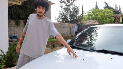 Hatay’da evin önünde park halinde bulunan otomobilin kaputuna yorgun mermi