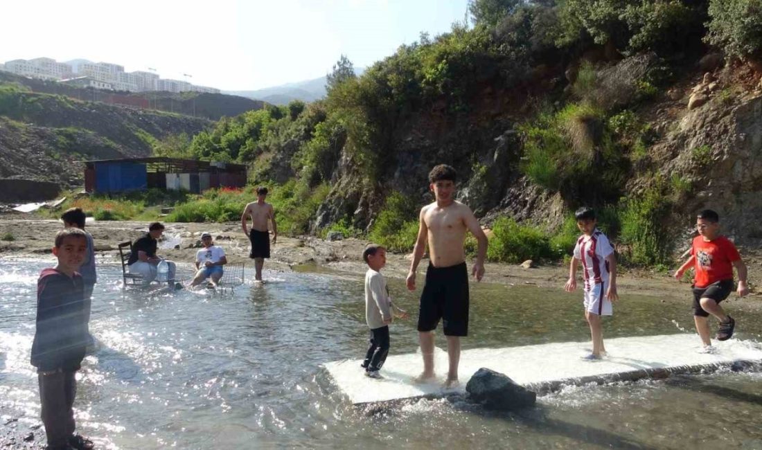 Hatay’da sıcak havadan bunalarak serinlemek isteyen çocuklar, derede yüzdüler. Yaz