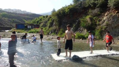 Hatay’da sıcak havadan bunalarak serinlemek isteyen çocuklar, derede yüzdüler. Yaz