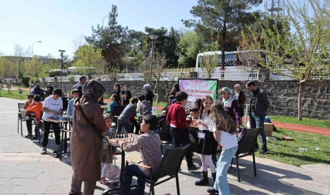 Şanlıurfa’nın Siverek ilçesinde açık alanda düzenlenen satranç etkinliği yoğun ilgi