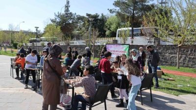 Şanlıurfa’nın Siverek ilçesinde açık alanda düzenlenen satranç etkinliği yoğun ilgi