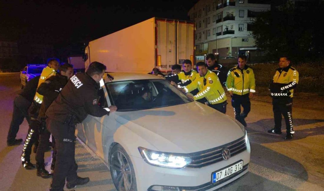 Antalya’da park halindeki araçta sızan bir sürücüyü uyandırmak için ekipler