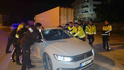 Antalya’da park halindeki araçta sızan bir sürücüyü uyandırmak için ekipler