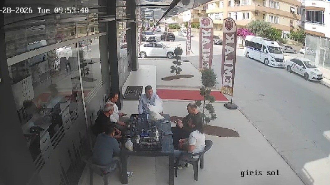 Mersin’in Tarsus ilçesinde bir emlakçı dükkanı önünde oturan vatandaşlar, karşı
