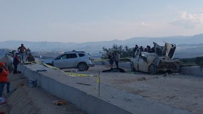 Mersin’in Mut ilçesinde yapımı süren kaçış rampasına çarpan tırın kasasından