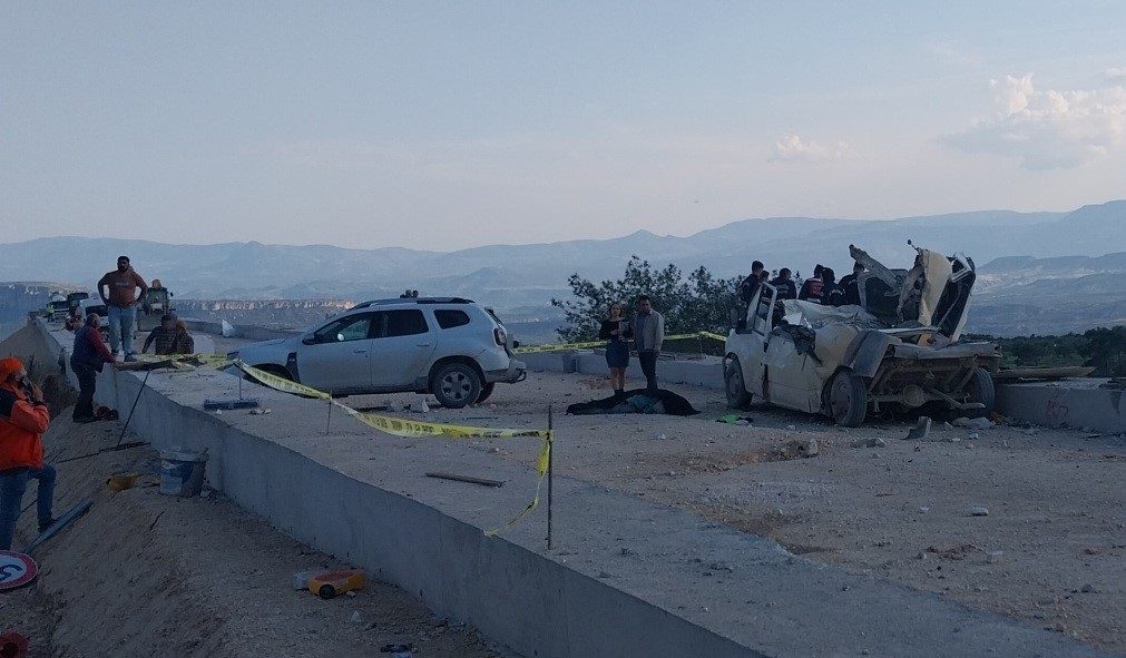 Mersin’in Mut ilçesinde yapımı süren kaçış rampasına çarpan tırın kasasından