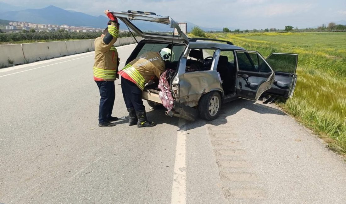 Hatay’ın Hassa ilçesinde orta refüje çarptıktan sonra tırla çarpışan Tofaş’taki