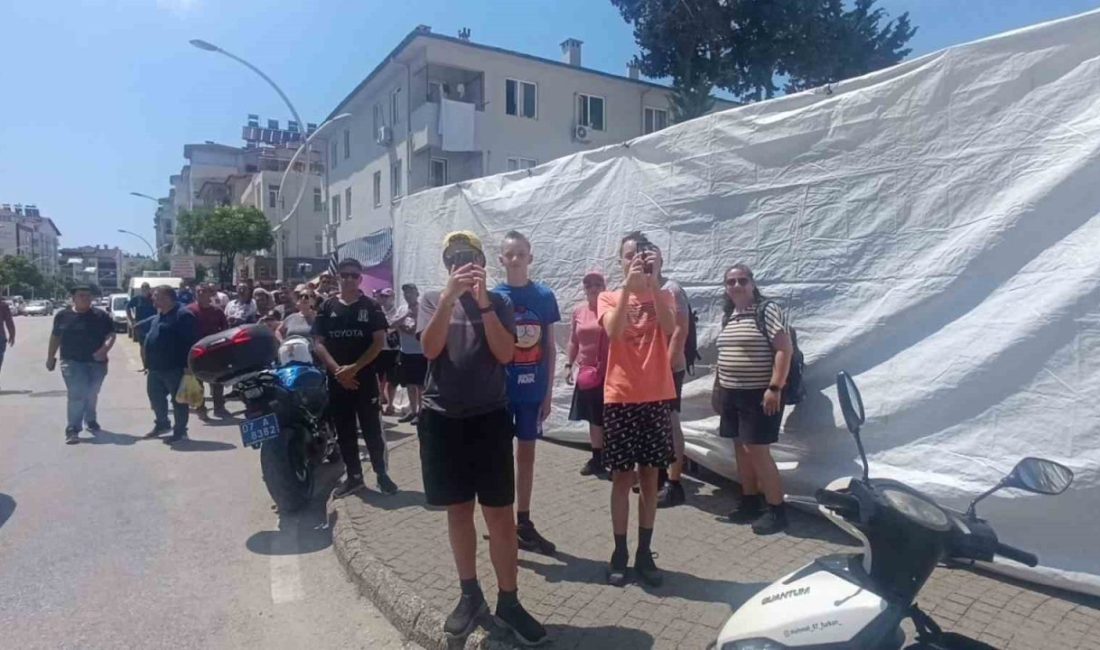 Antalya’nın Manavgat ilçesinde 3 katlı bir binada çıkan yangın büyük