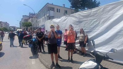 Antalya’nın Manavgat ilçesinde 3 katlı bir binada çıkan yangın büyük