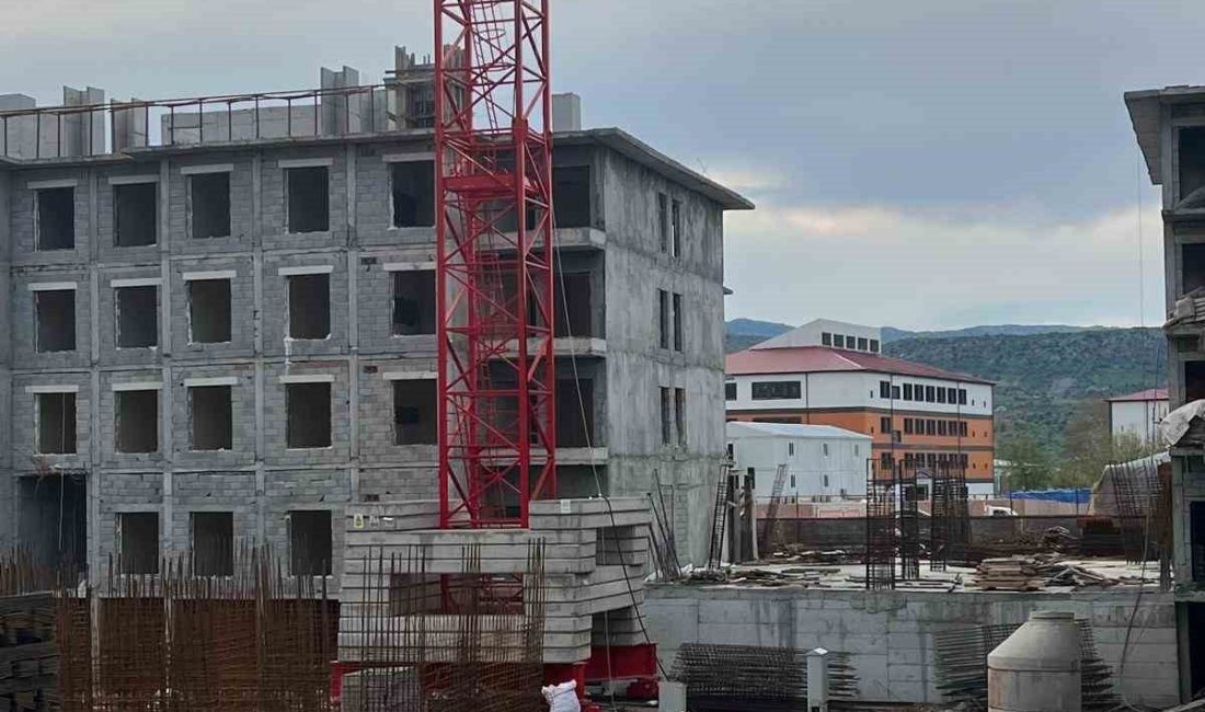 Adıyaman’ın Gölbaşı ilçesinde bir inşaatta çalışan işçiler, ücretlerini alamadıklarını iddia