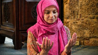 Antalya İl Müftülüğü’ne başvuran Ukrayna uyruklu Lena Komanenkova, Müslüman olarak