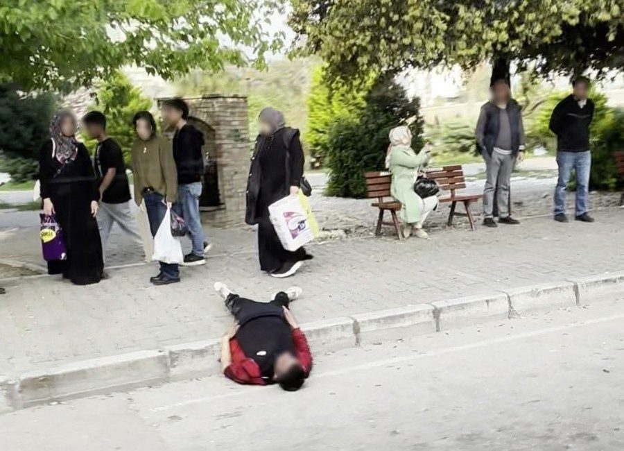 Adana’da uyuşturucu bağımlısı olduğu öne sürülen bir kişi, otobüs durağının