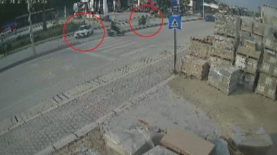 Hatay’ın Antakya ilçesinde seyir halindeki motosikletin, cadde üzerindeki yaya geçidini