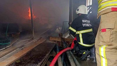 Hatay’ın Yayladağı ilçesinde müstakil ev alevlere teslim olarak yandı. Yangın,