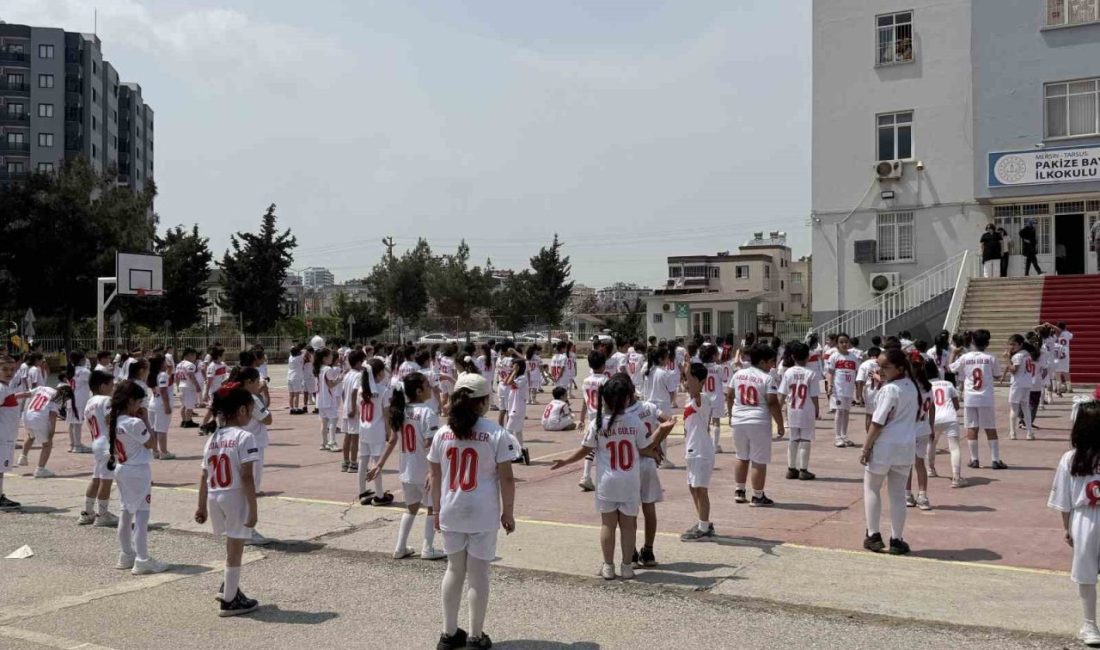 Mersin’in Tarsus ilçesindeki bir ilkokulda yaklaşık 400 öğrenci, sırtlarında “Arda”
