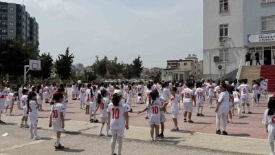 Mersin’in Tarsus ilçesindeki bir ilkokulda yaklaşık 400 öğrenci, sırtlarında “Arda”