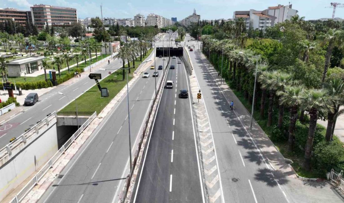 Antalya Büyükşehir Belediyesi, Yüzüncü Yıl Bulvarı’nda başlattığı asfaltlama çalışmalarının son