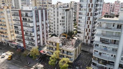Adana’da depremde orta hasar alan ve açılan davalar nedeniyle yıkımı