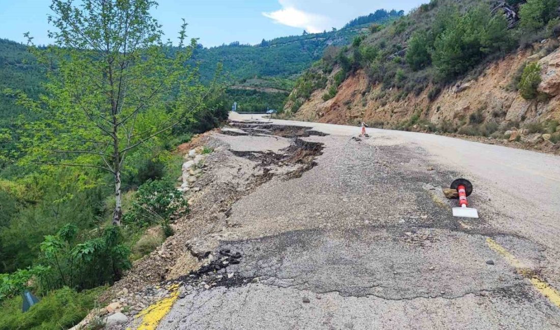 Adana’da tarihi Varda Köprüsü’ne giden yolda aşırı yağmur nedeniyle heyelan