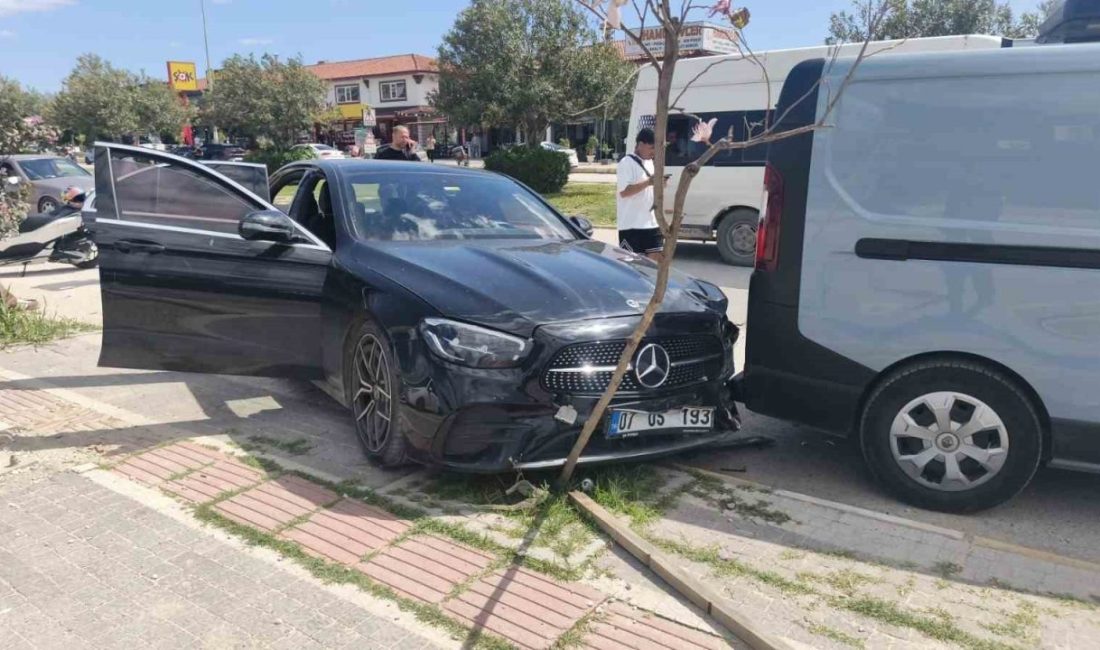 Antalya’da bir yolcu minibüsünün yol kenarında park halindeki araca çarptığı
