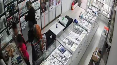 Mersin’in Silifke ilçesinde bir iş yerinde girerek saat satın alan