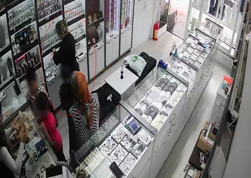 Birini satın aldı, diğerini çaldı: O anlar kamerada Mersin’in Silifke ilçesinde bir iş yerinde girerek saat satın alan