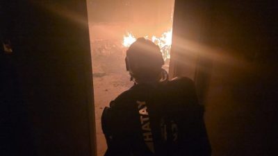 Hatay’ın Defne ilçesinde metruk evde çıkan yangın kısa sürede kontrol