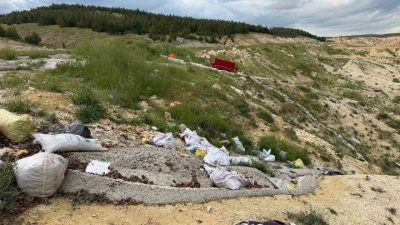 Adıyaman-Şanlıurfa Karayolu üzerinde yol kenarına atılan atıklar ve dökülen betonlar