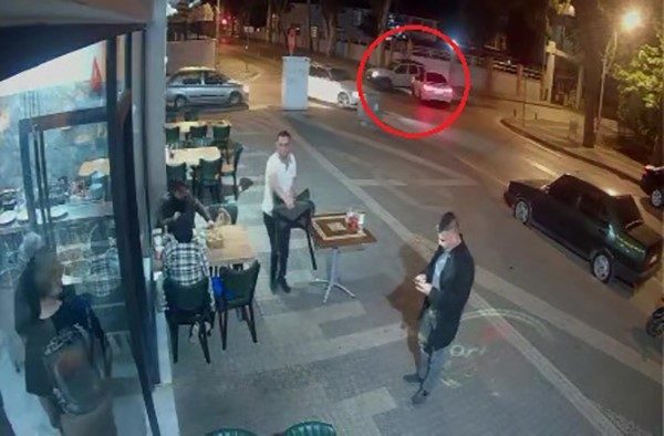 Antalya’nın Manavgat ilçesinde kavşak sisteminde ‘dur’ tabelasına uymayarak tereddütte kalan