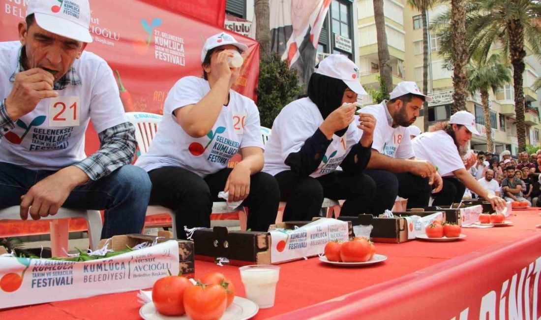 Antalya’nın Kumluca ilçesinde düzenlenen acı biber yeme yarışmasında 3 dakika
