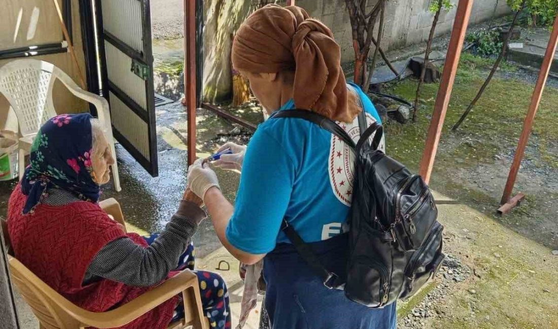 Erzin’de yaşlı vatandaşların evinde vefa temizliği gerçekleştiriliyor HATAY (İHA) –Hatay’ın Erzin ilçesinde Kaymakamlık Sosyal Yardımlaşma ve Dayanışma