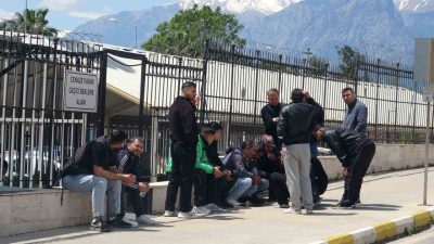Antalya’da yan yoldan ana yola çıkmak isteyen araç karşı yönden