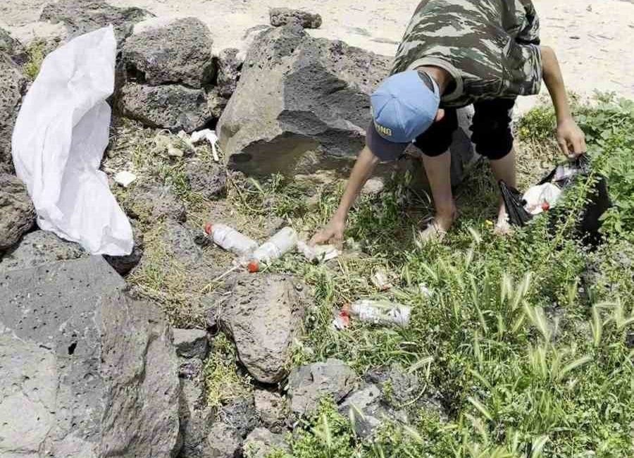 Hatay’da hayvan otlattığı esnada gölün içerisindeki plastik şişeler başta olmak