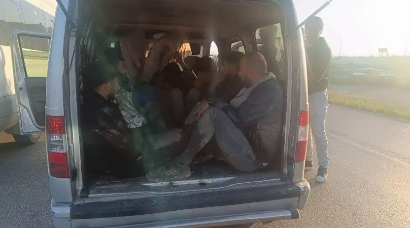 Hatay’da polis ekipleri tarafından gerçekleştirilen operasyonda 10 göçmen yakalanırken araç