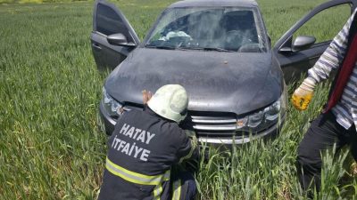 Hatay’da sürücüsünün kontrolünü kaybetmesiyle tarlaya uçan otomobilin sürücüsü yaralandı. Kaza;