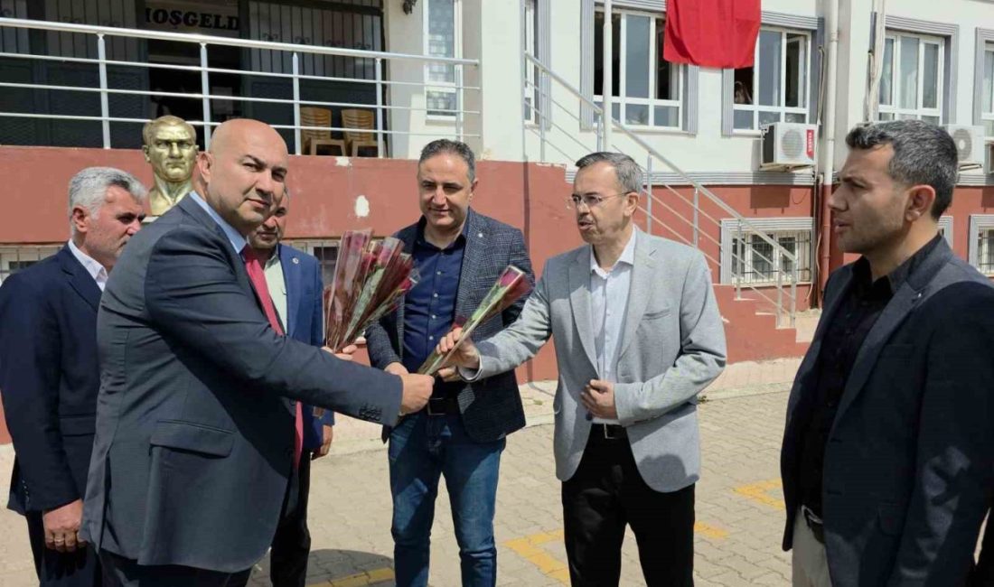 Hatay’ın Hassa ilçesinde muhtarlar tarafından öğretmenlere çiçek hediye edilerek, geleceğin