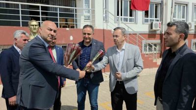 Hatay’ın Hassa ilçesinde muhtarlar tarafından öğretmenlere çiçek hediye edilerek, geleceğin