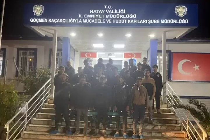 Hatay’da 19 göçmen yakalandı, organizatör 2 sürücüye 350 bin TL ceza uygulandı Hatay’da gerçekleştirilen operasyonlarda 19 göçmen yakalanırken, organizatör 2 sürücüye 350