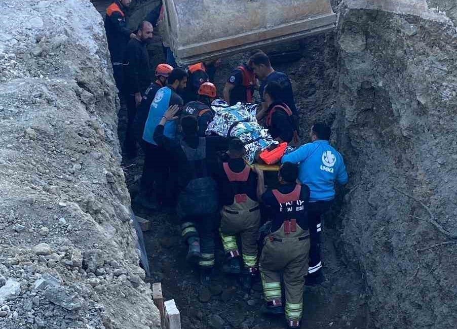 Hatay’da göçük altında kalan işçi kurtarıldı Hatay’ın Defne ilçesinde bulunan şantiye içerisinde sürdürülen kazı çalışması esnasında