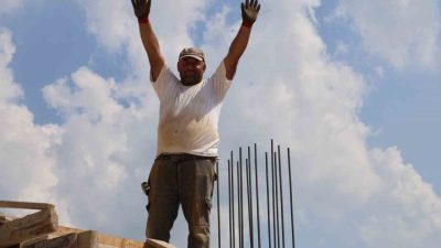 Adana’nın Kozan ilçesinde 1 Mayıs Emek ve Dayanışma Günü’nde inşaat