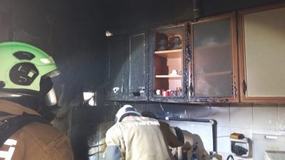 Hatay’ın İskenderun ilçesinde müstakil evin mutfağından yükselen alevler, evi sarmadan