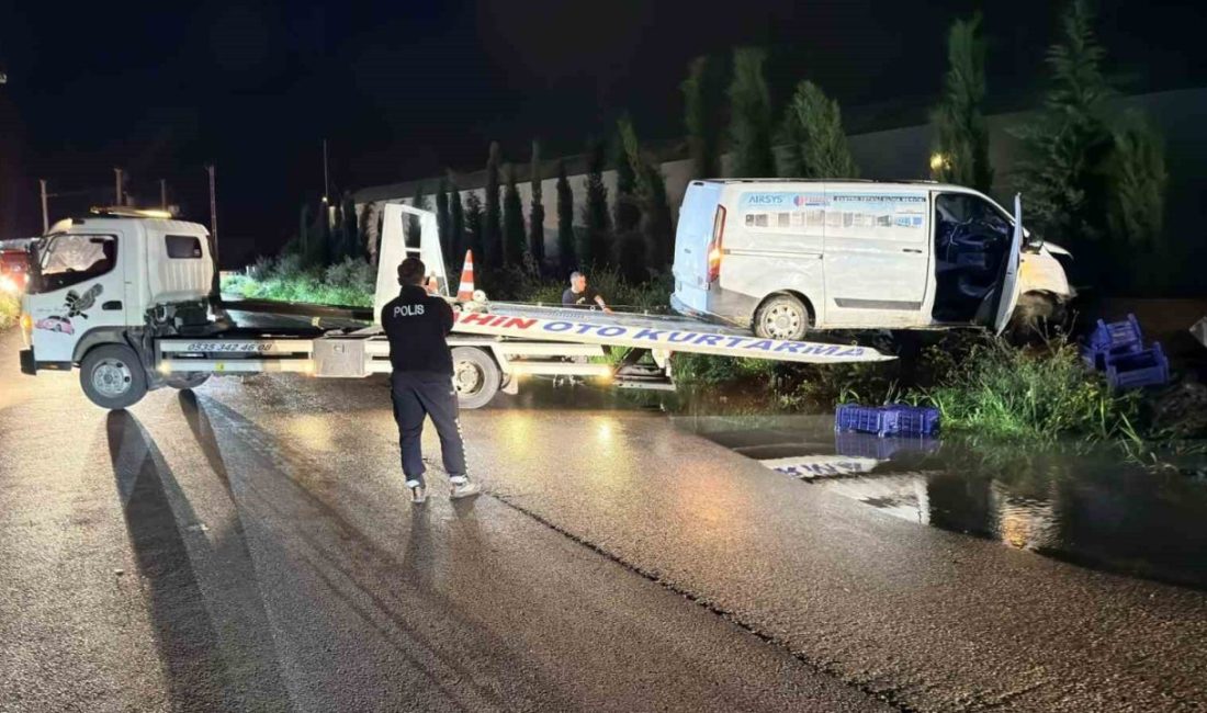 Kaza yapan kamyonet su kanalında asılı kaldı: 1 yaralı Antalya’nın Serik ilçesinde meydana gelen kazada kamyonet su kanalında asılı
