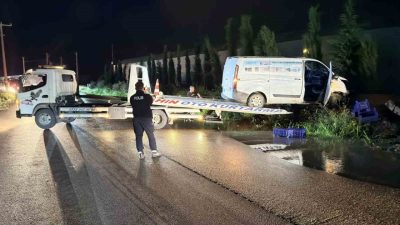 Antalya’nın Serik ilçesinde meydana gelen kazada kamyonet su kanalında asılı