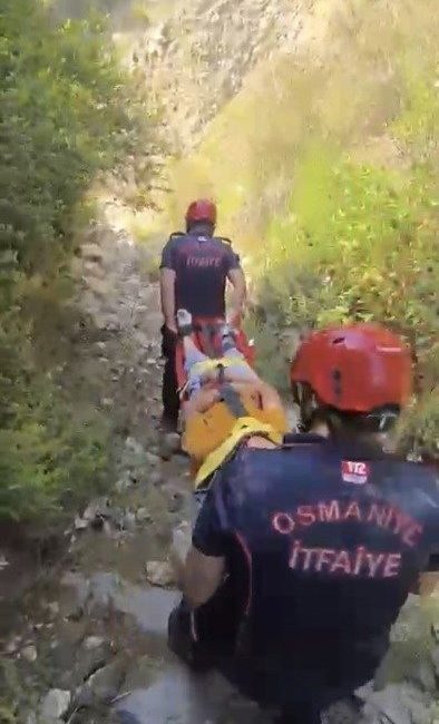Osmaniye’de kekik toplamak için çıktığı dağlık alanda dere yatağına düşen