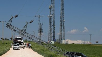 Adıyaman’da, kontrolden çıkan bir otomobil, tarladaki elektrik direğine çarparak durabildi.